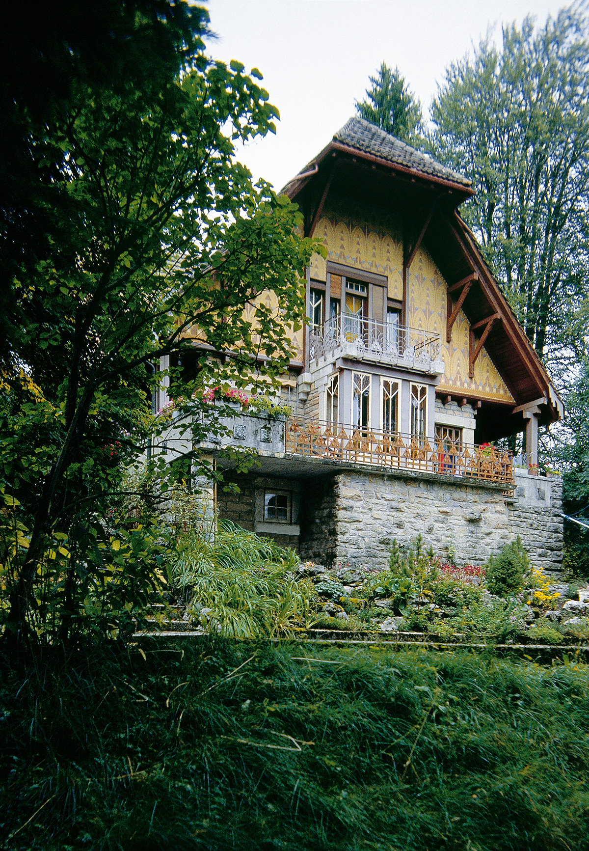 Designed in a gentler, more traditional Arts and Crafts idiom, Villa Fallet (1907) employs a broad palette of materials which have weathered gracefully overtime. A robust stone base roots the house to its site, while establishing a considerate relationship with its surroundings. Rooms are encountered sequentially, according to notions ofdecorum, and convey a legible hierarchy of public and more intimate domestic spaces. Architecture is conceived of as embedded in a rich and complex web of relationships